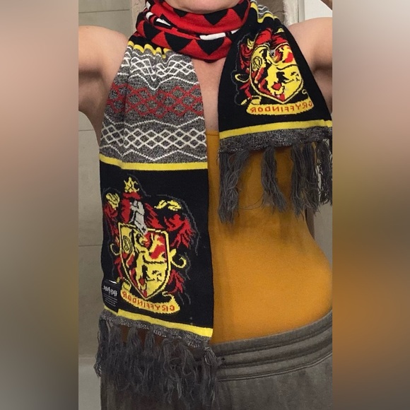Gryffindor Black and Red Scarf - Picture 3 of 3